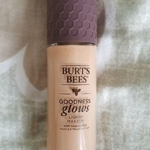 NEW Burt's Bees Goodness Glows Foundation in 1050